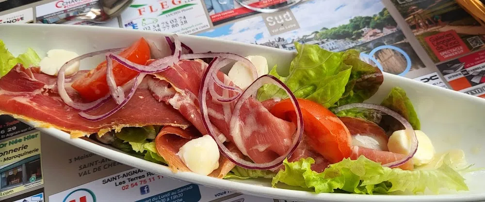 Salade Avec Jambon Serrano Et Billes de Mozzarella